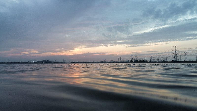 戌子 says白云，滩涂，湖水与船戌子 says白云，滩涂，湖水与船