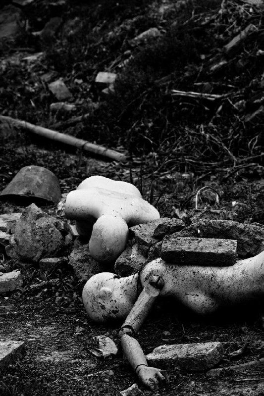 卸载残留(Residue after Urban decay)#city #waste #china #decay #humanity #fact扫街时候乱逛，无意中拍到了C市的阴暗面——废弃的居民楼里灌木从废墟中长出来，野草深深的旧工厂，山坳里的渣土堆边的菜田，臭水沟边被丢弃的服装人偶，路边被折断的键盘
