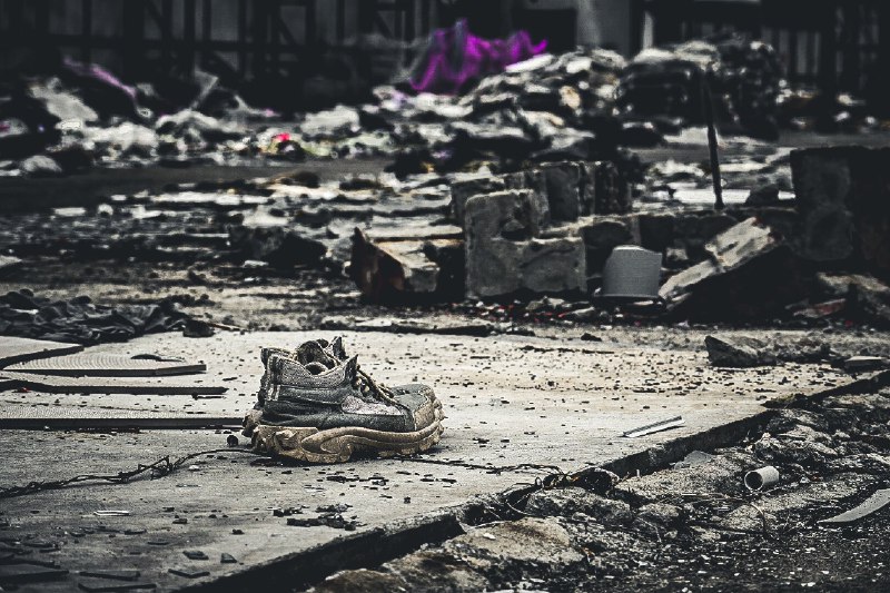 卸载残留(Residue after Urban decay)#city #waste #china #decay #humanity #fact扫街时候乱逛，无意中拍到了C市的阴暗面——废弃的居民楼里灌木从废墟中长出来，野草深深的旧工厂，山坳里的渣土堆边的菜田，臭水沟边被丢弃的服装人偶，路边被折断的键盘