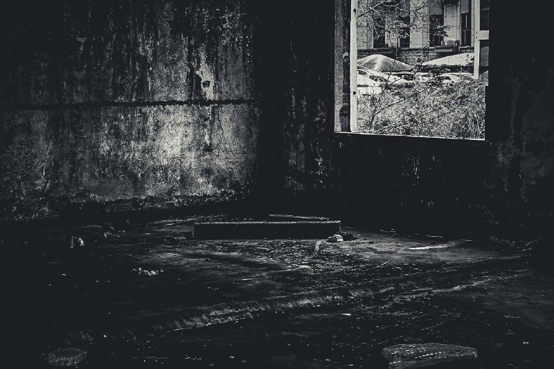卸载残留(Residue after Urban decay)#city #waste #china #decay #humanity #fact扫街时候乱逛，无意中拍到了C市的阴暗面——废弃的居民楼里灌木从废墟中长出来，野草深深的旧工厂，山坳里的渣土堆边的菜田，臭水沟边被丢弃的服装人偶，路边被折断的键盘