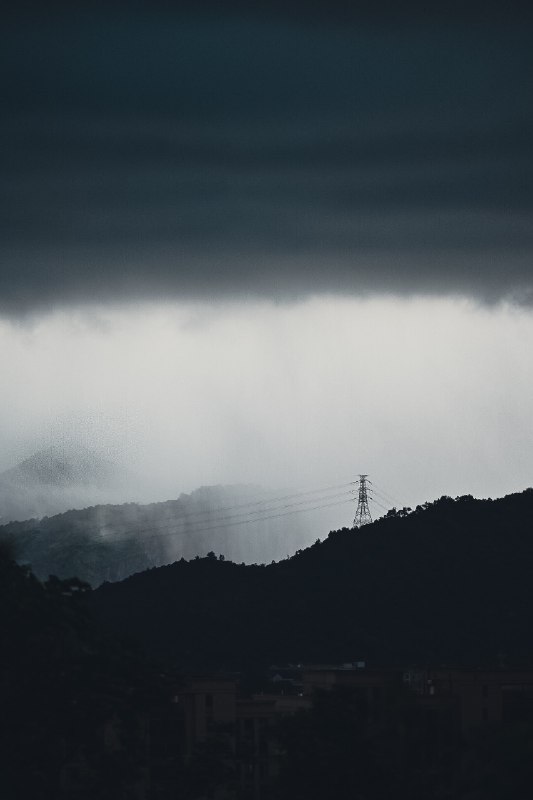 雨山(在雷阵雨来临前两分钟，Z山山顶)