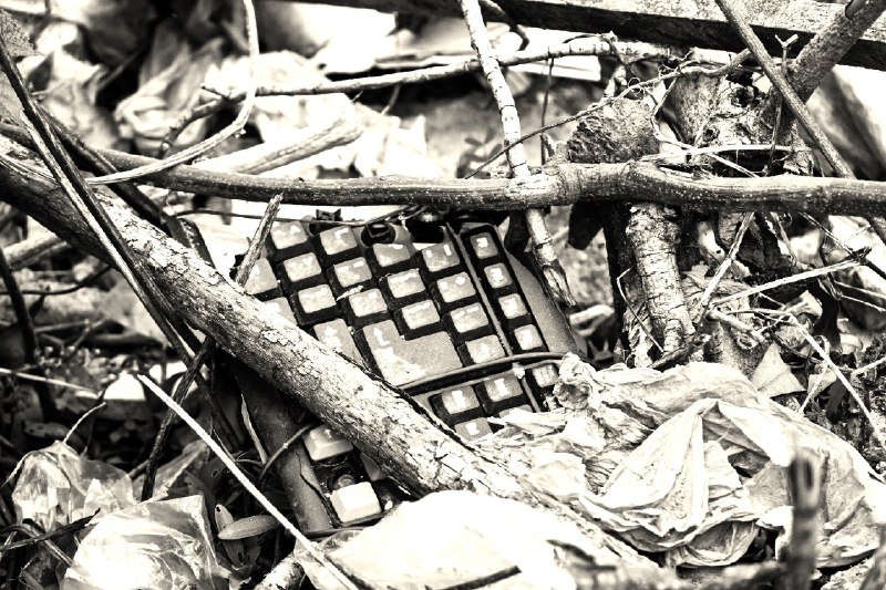 卸载残留(Residue after Urban decay)#city #waste #china #decay #humanity #fact扫街时候乱逛，无意中拍到了C市的阴暗面——废弃的居民楼里灌木从废墟中长出来，野草深深的旧工厂，山坳里的渣土堆边的菜田，臭水沟边被丢弃的服装人偶，路边被折断的键盘