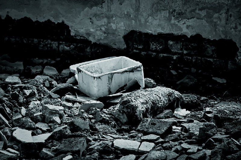 卸载残留(Residue after Urban decay)#city #waste #china #decay #humanity #fact扫街时候乱逛，无意中拍到了C市的阴暗面——废弃的居民楼里灌木从废墟中长出来，野草深深的旧工厂，山坳里的渣土堆边的菜田，臭水沟边被丢弃的服装人偶，路边被折断的键盘