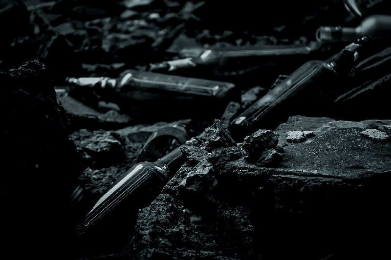 卸载残留(Residue after Urban decay)#city #waste #china #decay #humanity #fact扫街时候乱逛，无意中拍到了C市的阴暗面——废弃的居民楼里灌木从废墟中长出来，野草深深的旧工厂，山坳里的渣土堆边的菜田，臭水沟边被丢弃的服装人偶，路边被折断的键盘