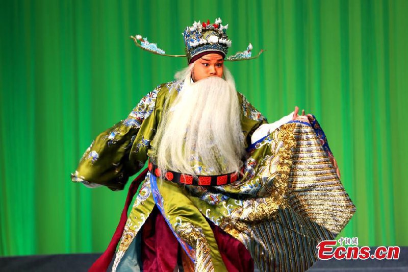 China News 中国新闻网Actors welcomed China’s Cultural and Natural Heritage Day which falls on June 11 this year by performing Yuediao Zhezi Opera, a kind of Chinese opera native to Hubei Province, at the Xiangyang Theater in Hubei Province on Thursday. #ChinaCulture